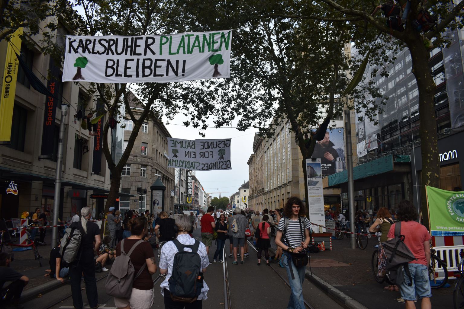 image from Solidaritätskundgebung und Klebeidee eines Rentners